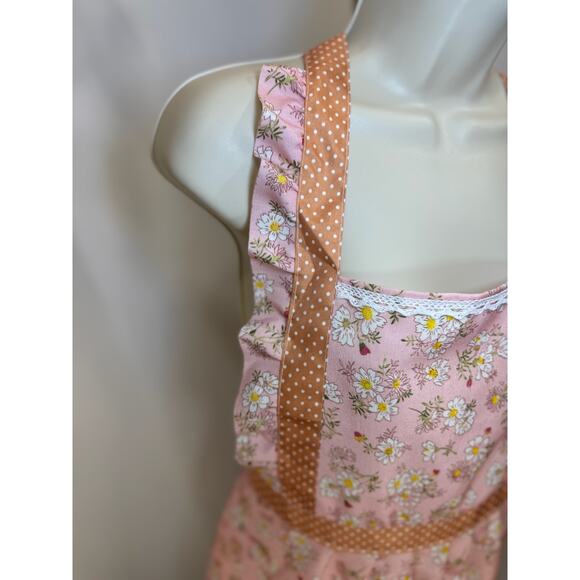 GWP - Vintage-Inspired Pink Daisy Print Apron with Polka Dot Accents - Picture 10 of 12
